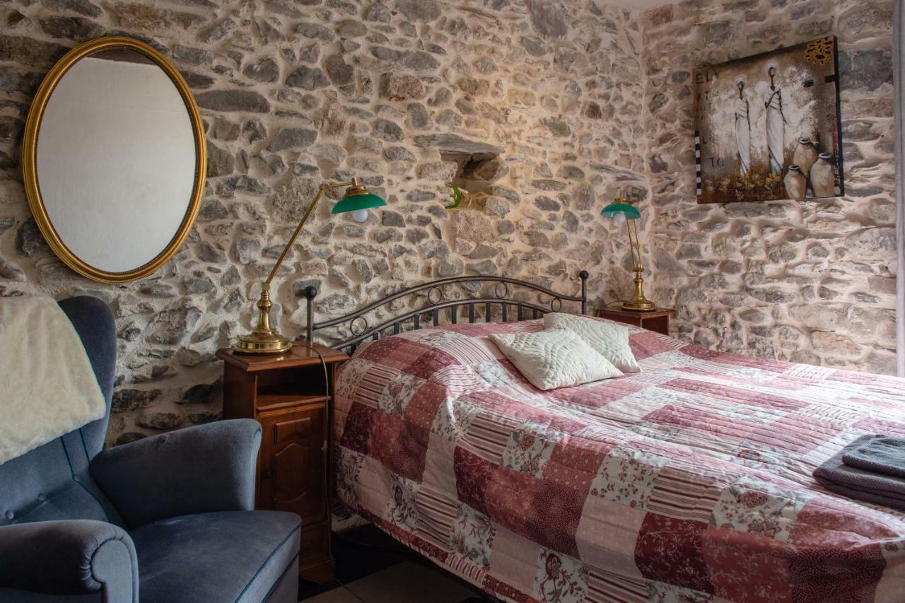 Hotel Chez Les Amis Saint-Nazaire-de-Ladarez Exteriér fotografie